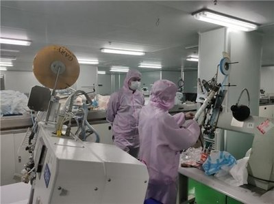 叮囑企業(yè)千萬不能掉鏈子,湖南省市場監(jiān)管局督察口罩、防護服生產(chǎn)企業(yè)