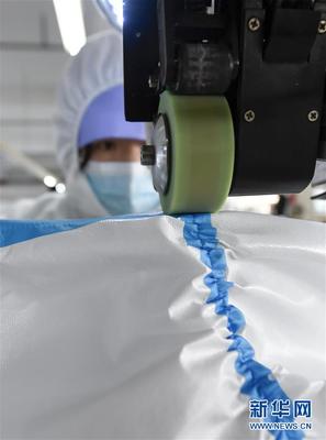 寧夏銀川:服飾企業(yè)復工轉(zhuǎn)產(chǎn)趕制民用隔離服