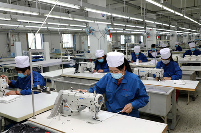 鄂爾多斯 人民健康高于一切，防護用品生產車間全力以赴保供應