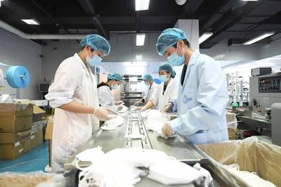 每天100萬只口罩從這里產(chǎn)出！探訪春節(jié)不停工的防護(hù)用品生產(chǎn)一線